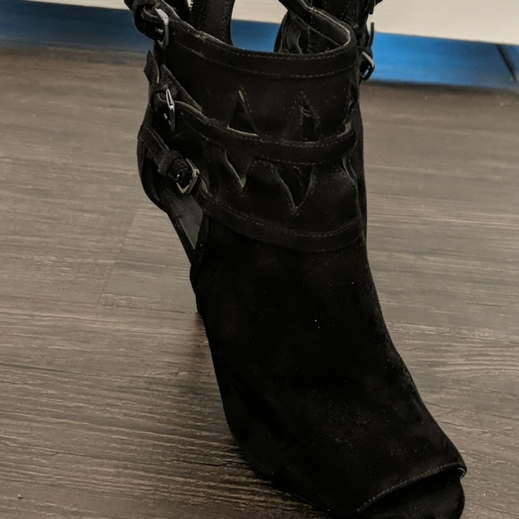 Heels - Picture 2 of 4